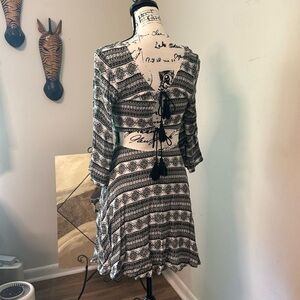 Dress Black and White Fit & Flare with Bell Sleeve lightweight Brand: Sage Sz: M